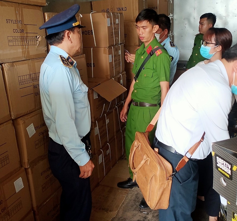Lực lượng chức năng kiểm tra chi nhánh Công ty TNHH Thương mại Nguyên Gia Phúc kinh doanh giày bảo hộ lao động mang nhãn hiệu “Safety Jogger”.