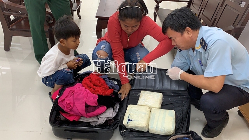 bat vu van chuyen 5kg ma tuy qua cua khau moc bai