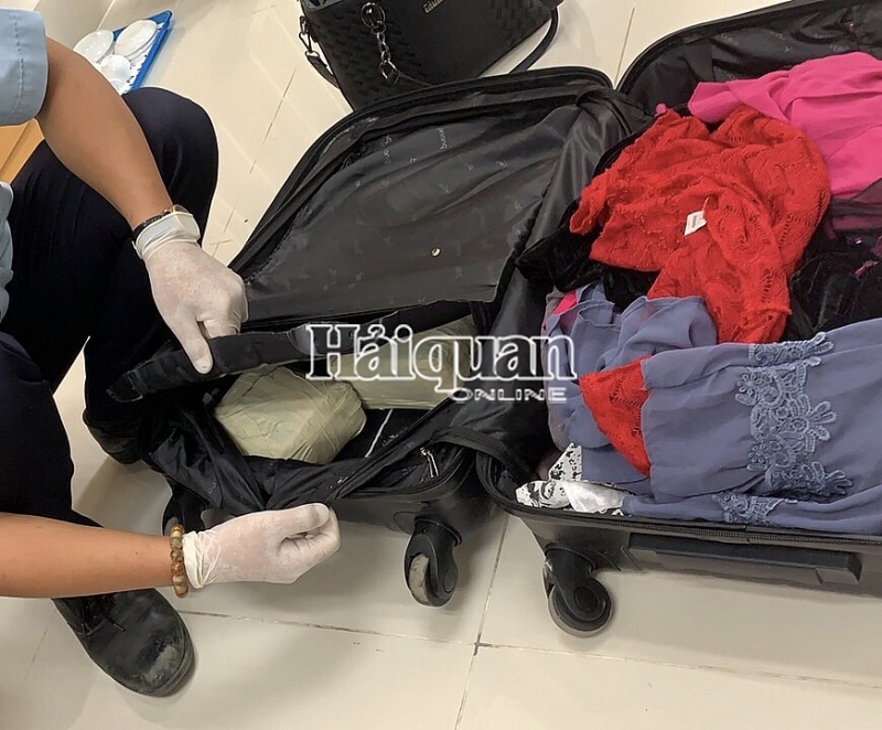 bat vu van chuyen 5kg ma tuy qua cua khau moc bai