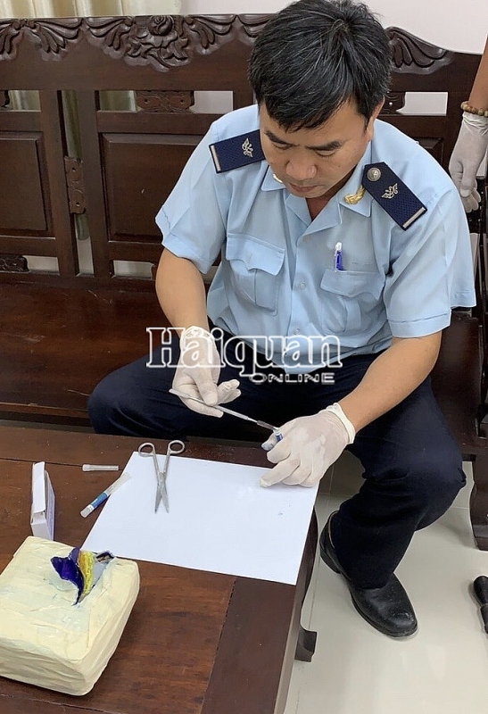 bat vu van chuyen 5kg ma tuy qua cua khau moc bai