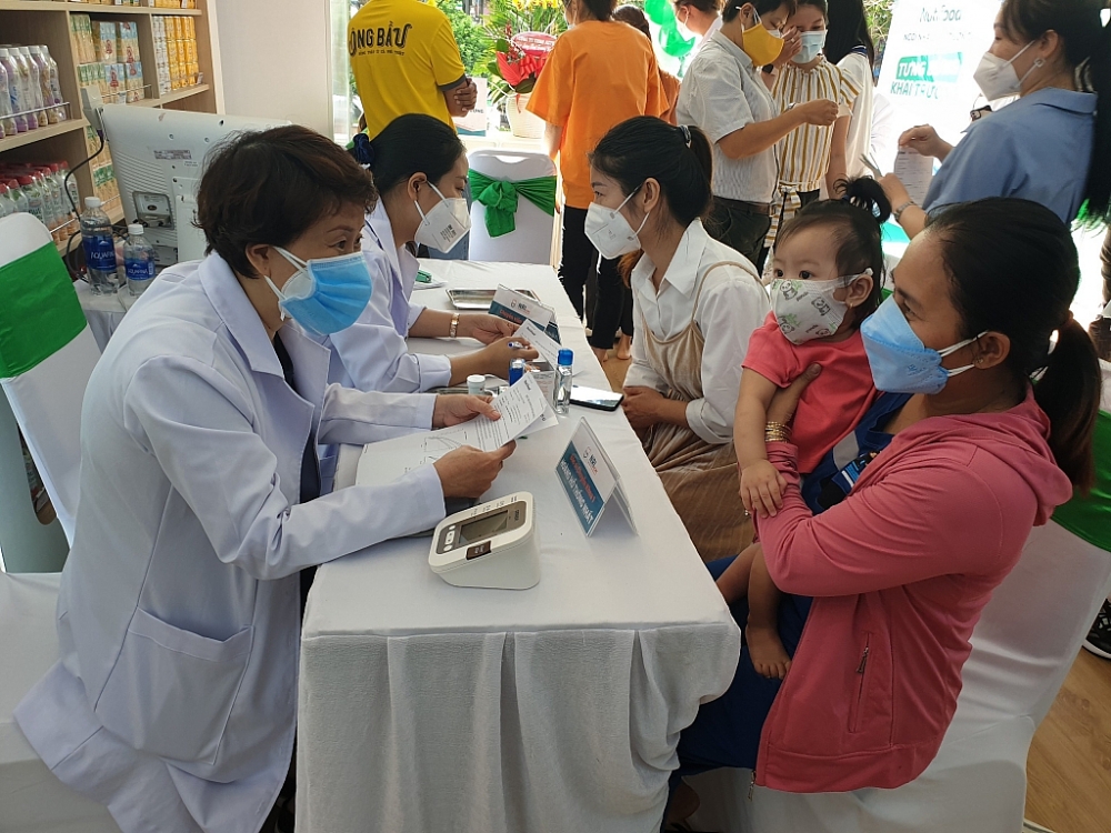 Khách hàng được thăm khám, tư vấn sức khỏe miễn phí khi mua sắm tại Ngôi nhà dinh dưỡng Nutifood. 