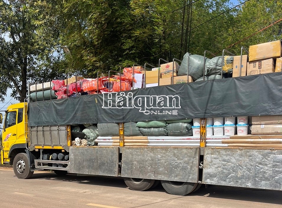Xe tải chứa túi hàng hóa vi phạm. 