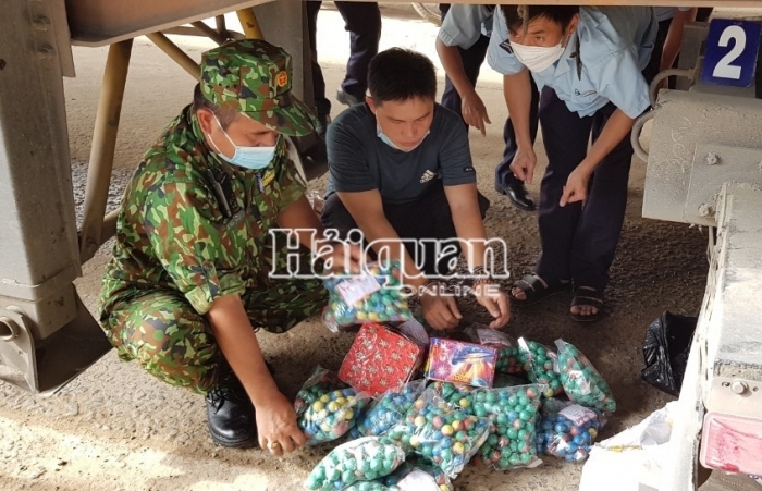 Phát hiện thu giữ 11kg pháo nhập lậu qua biên giới