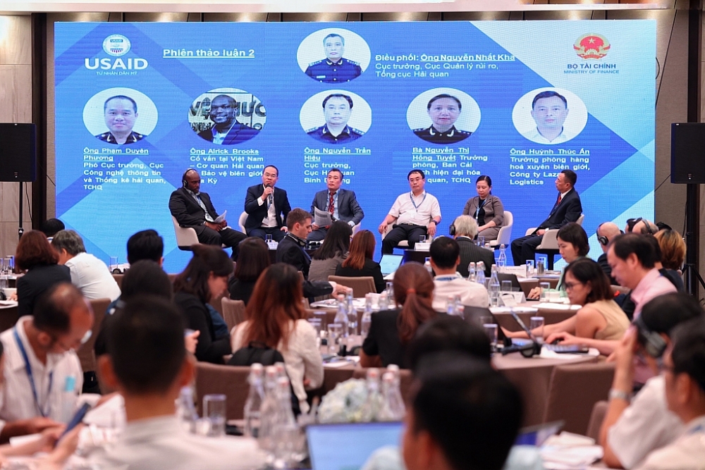 Các diễn giả chia sẻ về cải cách tạo thuận lợi thương mại cho hoạt động XNK trong khuôn khổ hội nghị. Ảnh: T.D