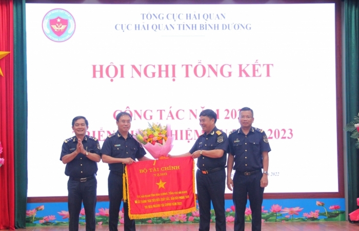 Hải quan Bình Dương hoàn thành xuất sắc nhiệm vụ, nhận Cờ thi đua của Bộ Tài chính
