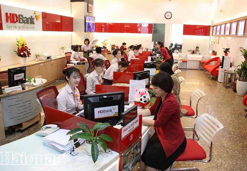ngan hang lai lon nhung co tuc van kho
