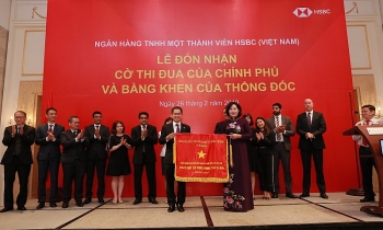 Ngân hàng HSBC được nhận cờ thi đua của Chính phủ