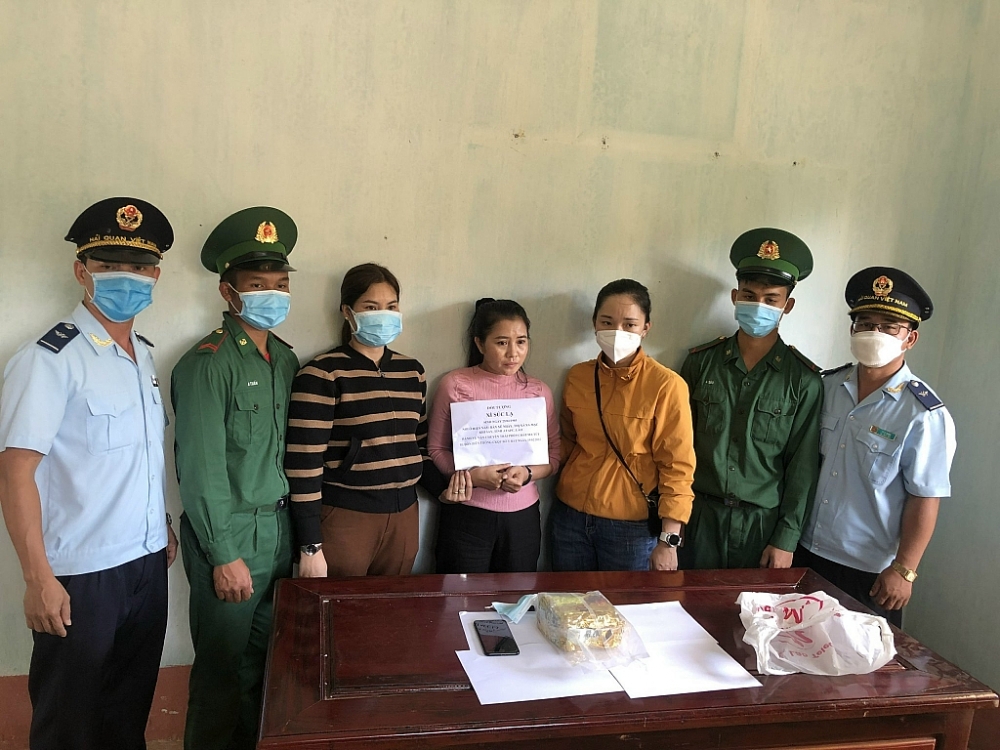 Một phụ nữ vận chuyển thuê 1 kg ma túy vào Việt Nam với tiền công 2 triệu đồng