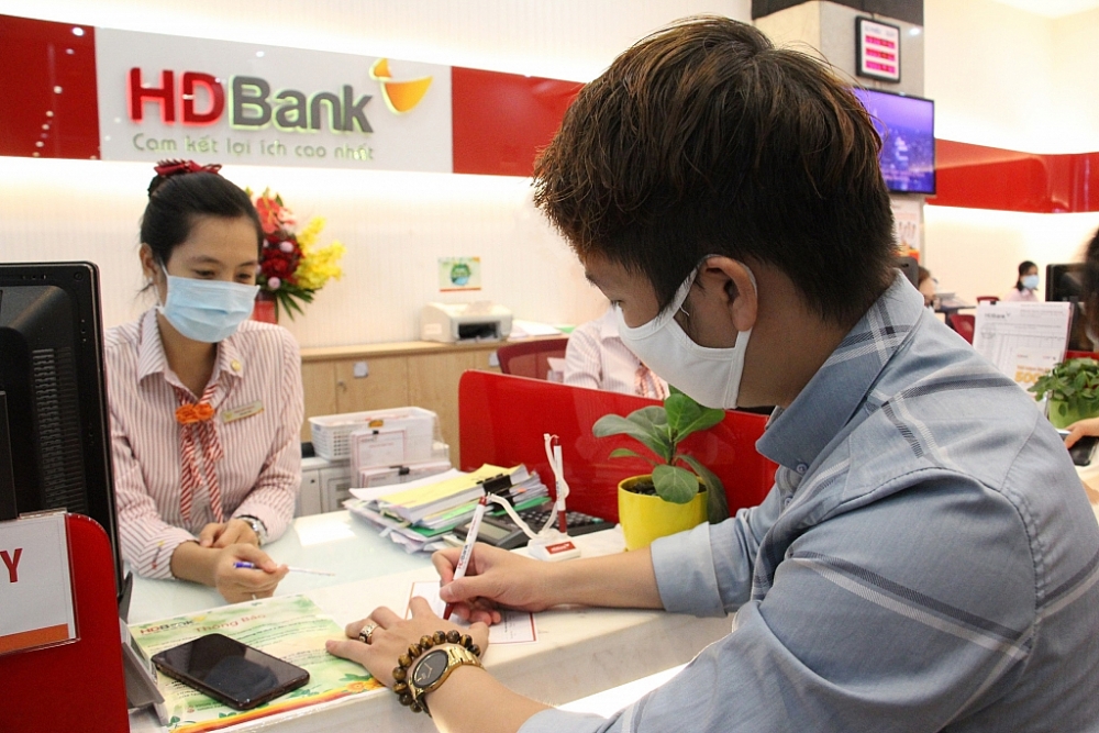 Khách hàng giao dịch tại HDBank