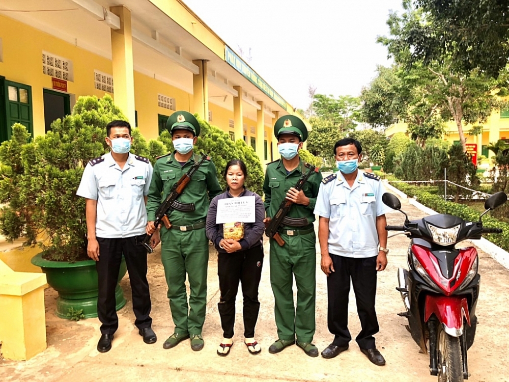 Đối tượng Trần Thị Lụa bị bắt giữ cùng tang vật
