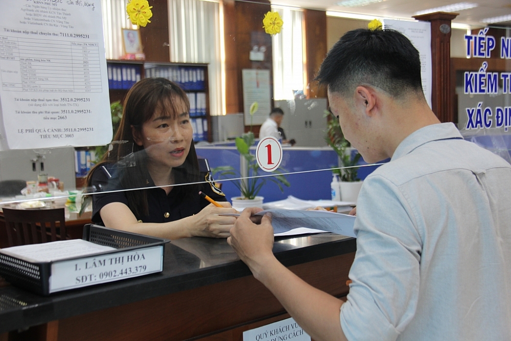 Công chức Chi cục Hải quan Cái Mép hướng dẫnn