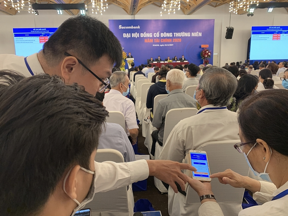 Cổ đông Sacombank thực hiện biểu quyết theo hình thức trực tuyến. Ảnh: N.H
