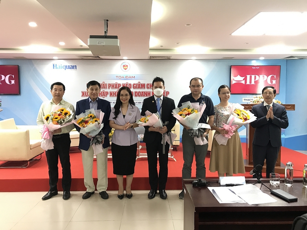 Ban tổ chức tặng hoa cám ơn các doanh nghiệp tài trợ cho tọa đàm. Ảnh: CL