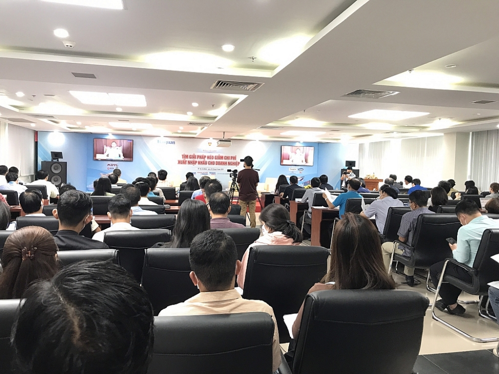 Tọa đàm thu hút sự quan tâm của hơn 100 doanh nghiệp xuất nhập khẩu. Ảnh: CL