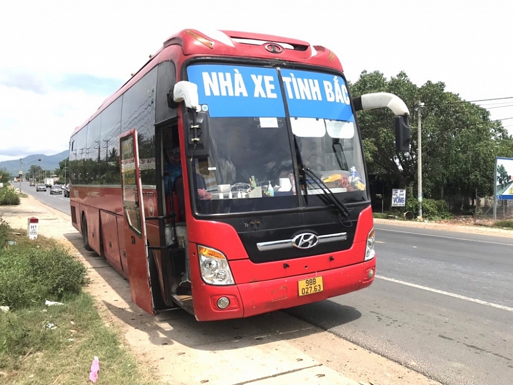 Chiếc xe khách chở 5 người Trung Quốc nhập cảnh trái phép. Ảnh: Công an cung cấp