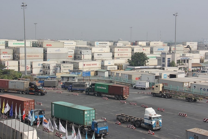 cuoi nam con gan 2900 container ton tai cang bien