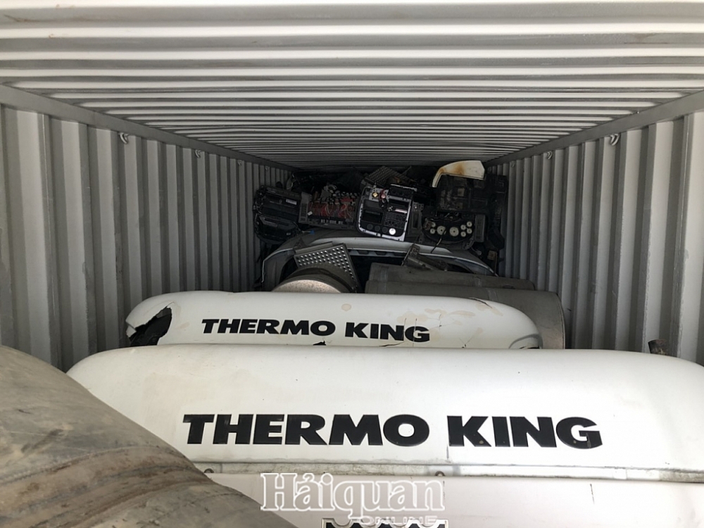 Nhiều phụ tùng ô tô cũ ẩn trong 3 container hàng tồn đọng