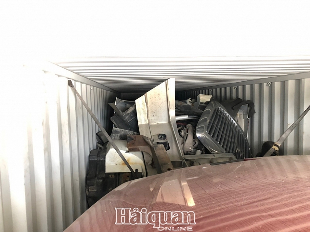 Nhiều phụ tùng ô tô cũ ẩn trong 3 container hàng tồn đọng