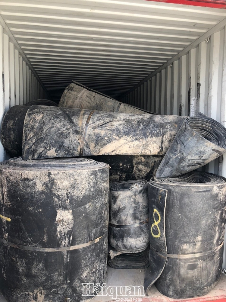 Nhiều phụ tùng ô tô cũ ẩn trong 3 container hàng tồn đọng