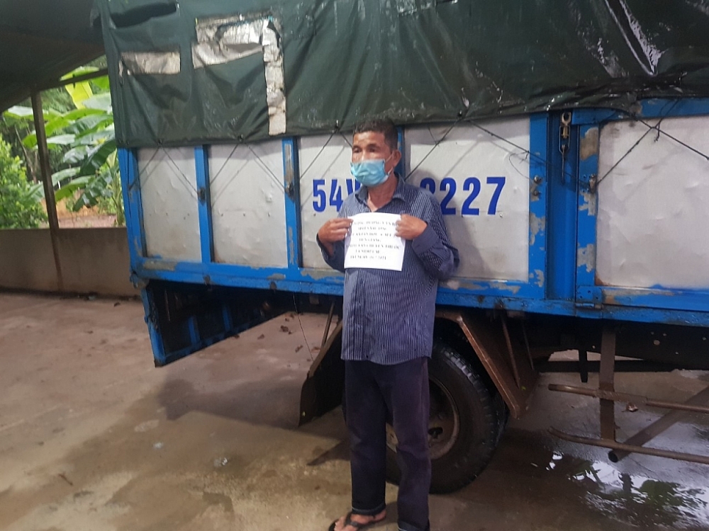 Bị bắt giữ khi bỏ bán trái cây đi chở thuê gần 5.000 bao thuốc lá lậu