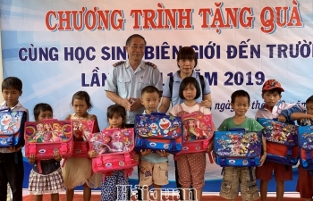 Thanh niên Hải quan tiếp sức học sinh dân tộc thiểu số tới trường