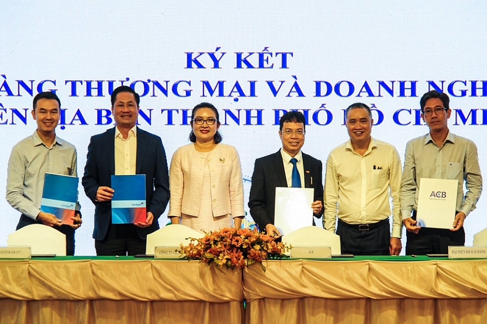 Lễ ký kết giữa các ngân hàng và doanh nghiệp. Ảnh: 