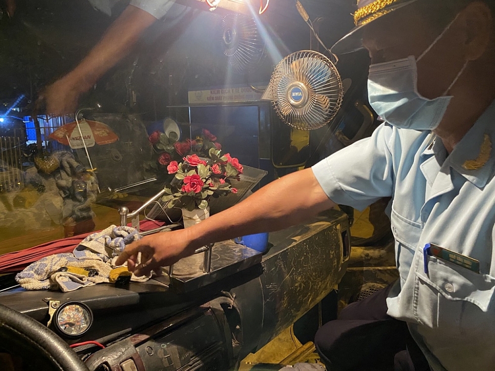 Lực lượng chức năng thực hiện kiểm tra xe tải
