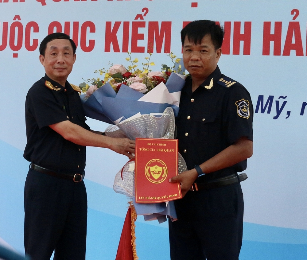 Phó Tổng cục trưởng Hoàng Việt Cường trao Quyết định thành lập Chi cục Kiểm định Hải quan khu vực Cái Mép - Thị Vải cho ông Lâm Đại Tú, Chi cục trưởng. ẢNh: N.H