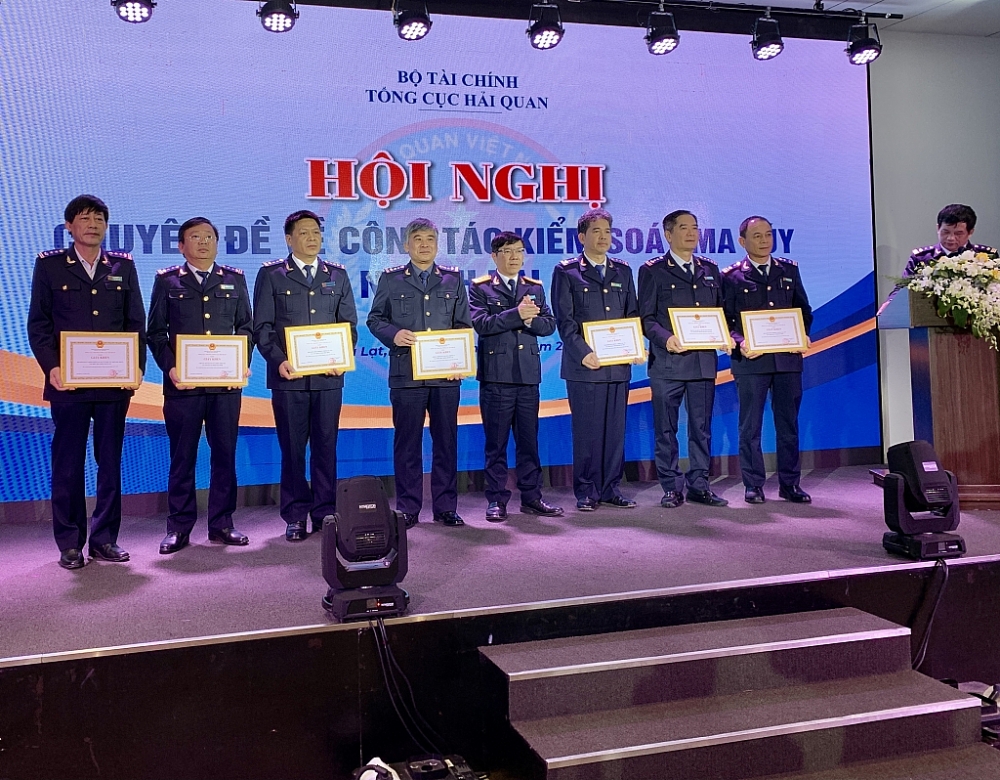 Phó Tổng cục trưởng Lưu Mạnh Tưởng trao giấy khen cho các tập thể. Ảnh: N.H
