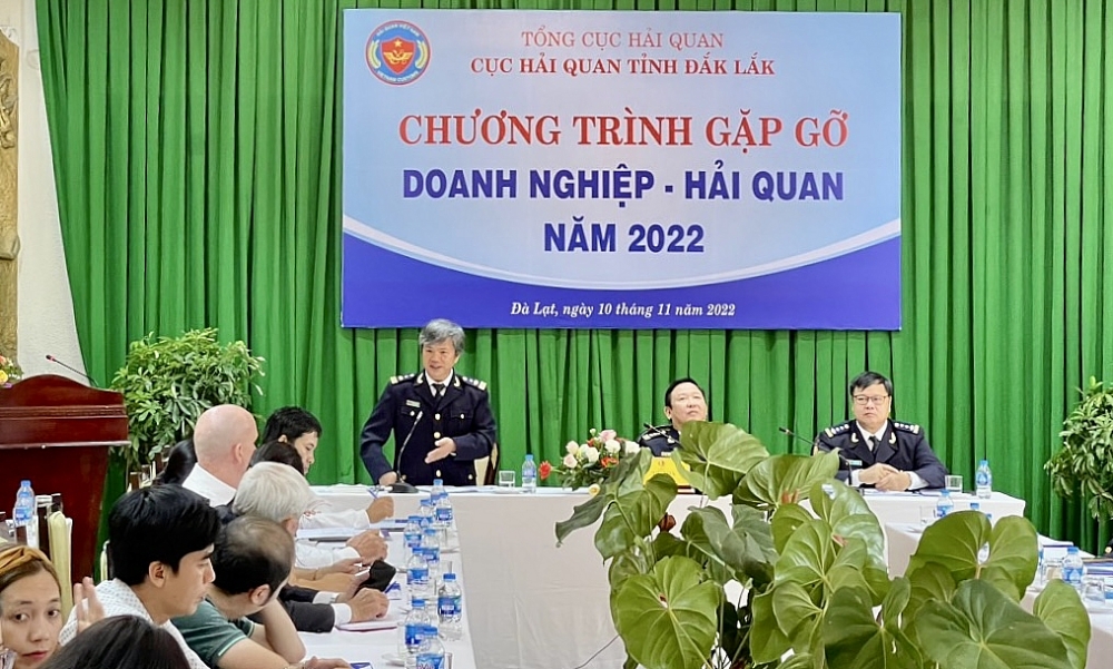 Phó cục trưởng Cục Hải quan Đắk Lắk Hồ Văn Dũng trao đổi với các doanh nghiệp