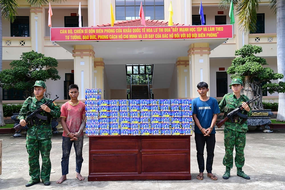 Hai đối tượng Điểu Thanh Sang và Điểu Nhúc cùng số tang vật bị thu giữ