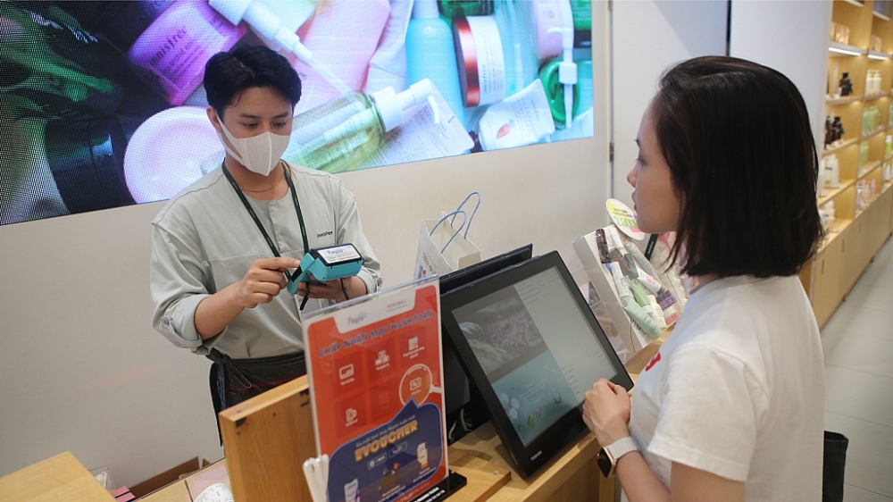 Khách hàng nhận ưu đãi khi thách toán tại AEON MALL bằng 