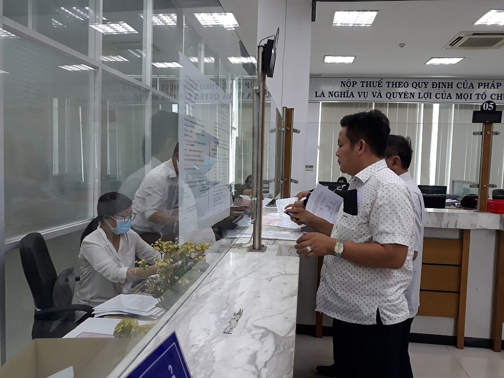 Người nộp thuế thực hiện nghĩa vụ thuế tại cơ quan thuế của Đồng Nai. Ảnh: ST