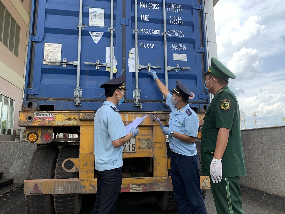 Công chức Hải quan Bình Phước kiểm tra hàng hóa XNK. Ảnh: N.H