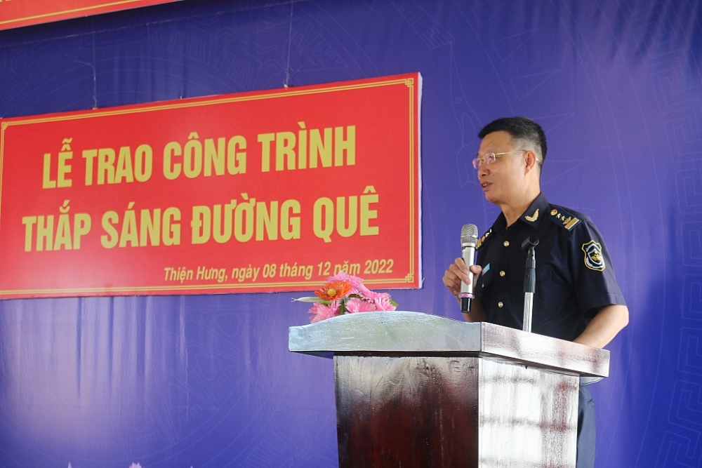 Công đoàn Cục Hải quan Bình Phước chung tay “Thắp sáng đường quê”