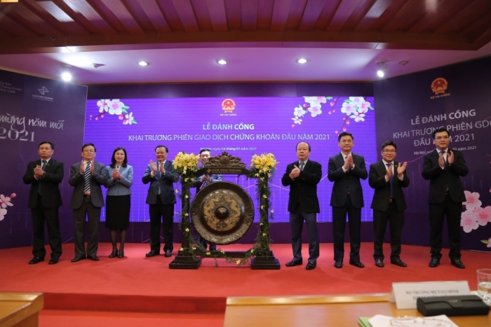 Bộ trưởng Bộ Tài chính đánh cồng khai trương phiên giao dịch chứng khoán đầu tiên năm 2021