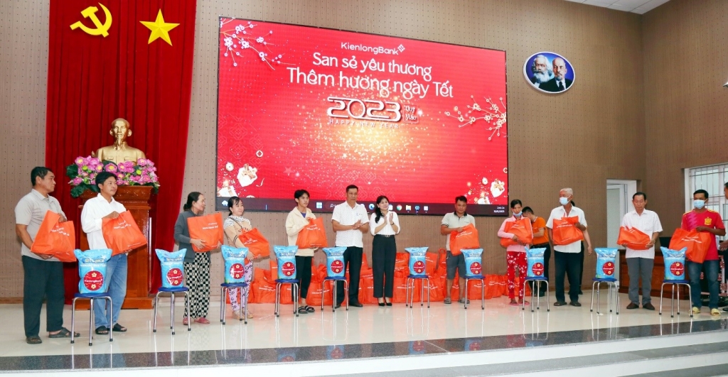 Kienlongbank trao tặng gần 8.000 phần quà Tết cho bà con có hoàn cảnh khó khăn dịp Tết