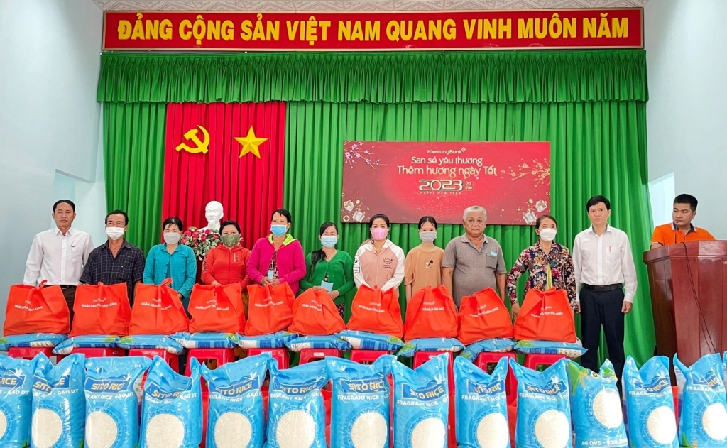 Kienlongbank trao tặng gần 8.000 phần quà Tết cho bà con có hoàn cảnh khó khăn dịp Tết