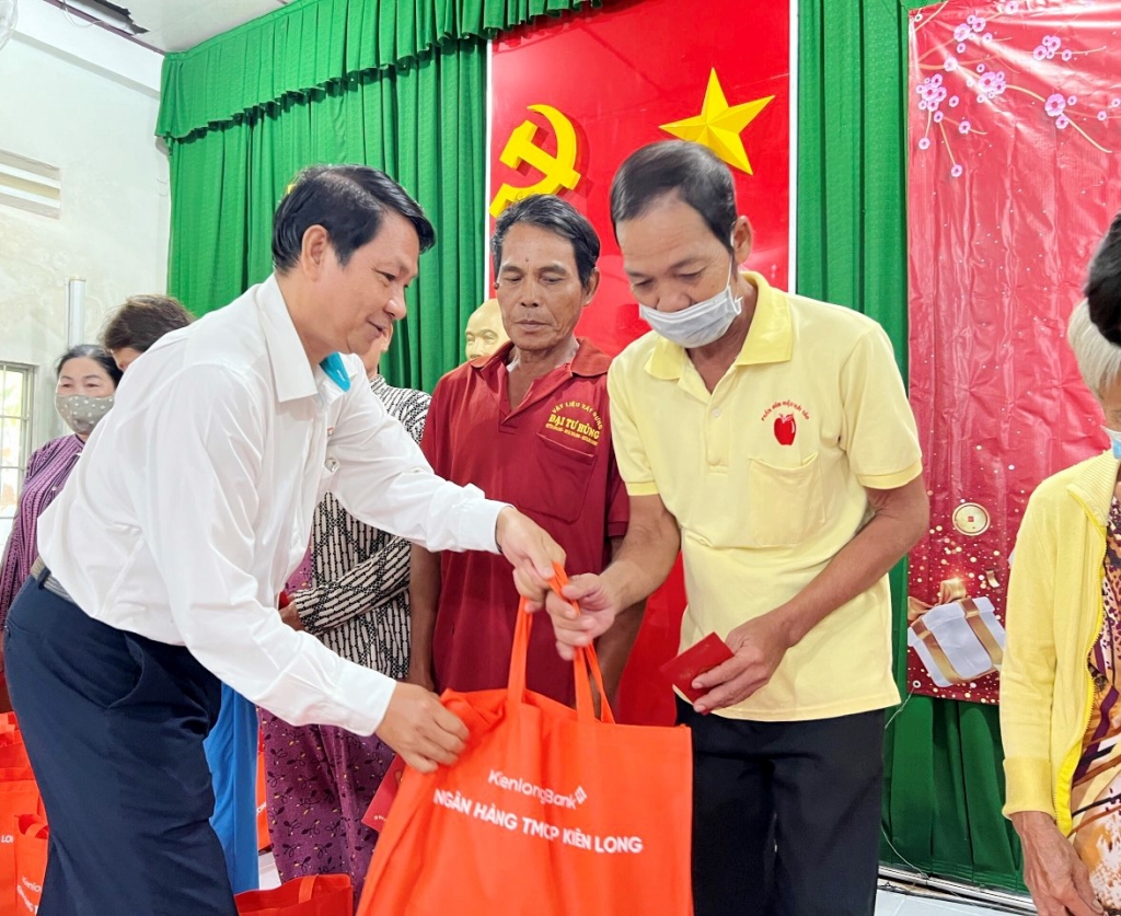 Kienlongbank trao tặng gần 8.000 phần quà Tết cho bà con có hoàn cảnh khó khăn dịp Tết
