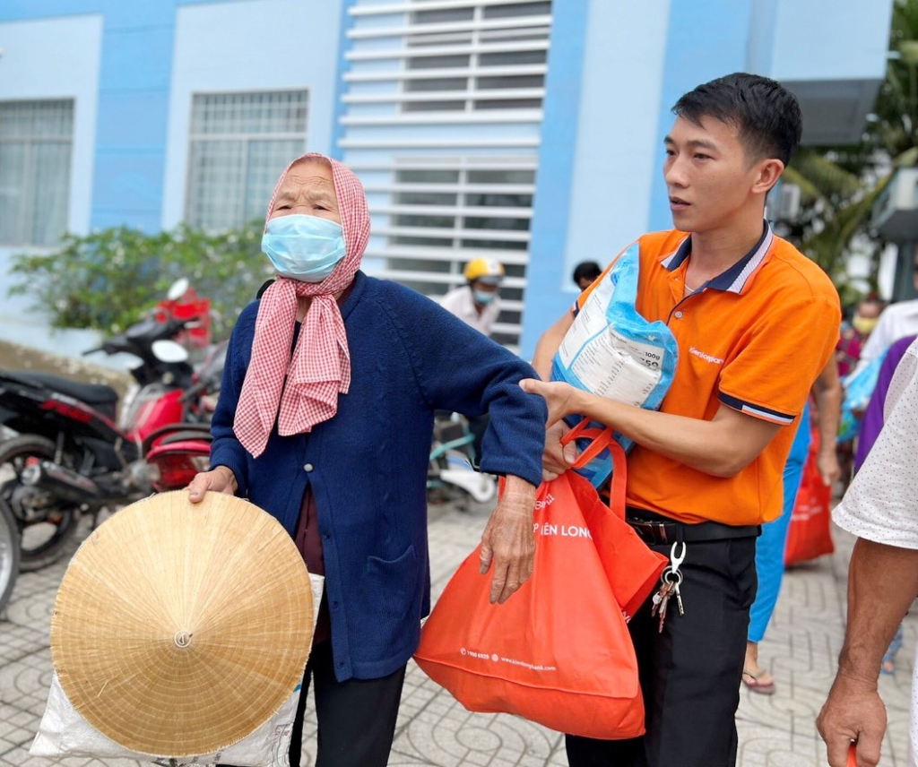 Kienlongbank trao tặng gần 8.000 phần quà Tết cho bà con có hoàn cảnh khó khăn dịp Tết