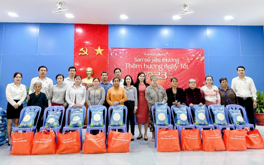 Kienlongbank trao tặng gần 8.000 phần quà Tết cho bà con có hoàn cảnh khó khăn dịp Tết