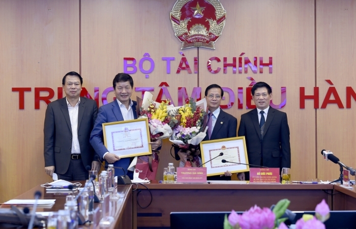 Bộ trưởng Bộ Tài chính trao tặng bằng khen cho Tập đoàn FPT và Tập đoàn SOVICO