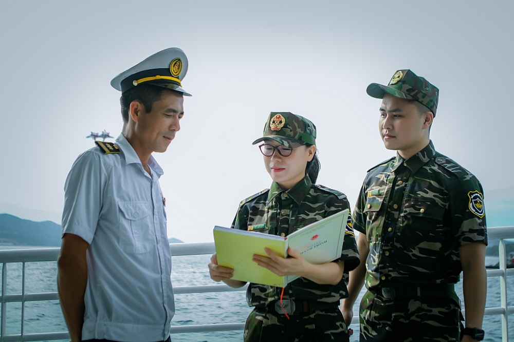 Hình ảnh công chức Hải quan Khánh Hòa đồng hành với người dân, doanh nghiệp