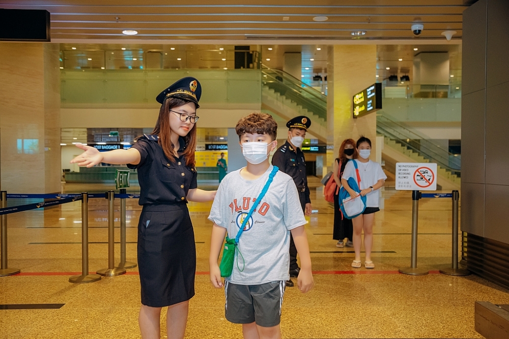 Hình ảnh công chức Hải quan Khánh Hòa đồng hành với người dân, doanh nghiệp