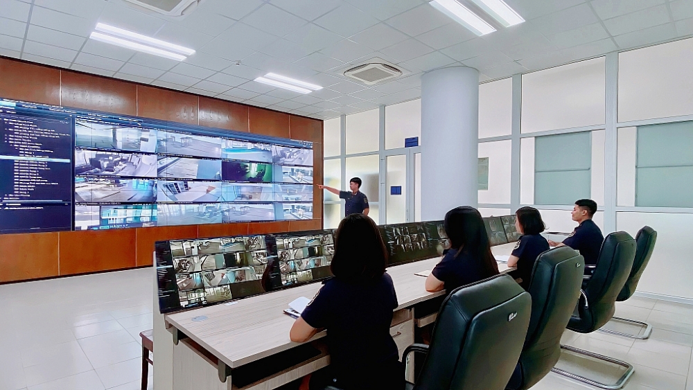 Hình ảnh công chức Hải quan Khánh Hòa đồng hành với người dân, doanh nghiệp