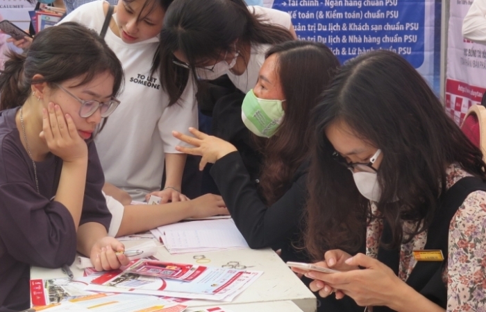Học phí khối ngành y dược tăng "chóng mặt"