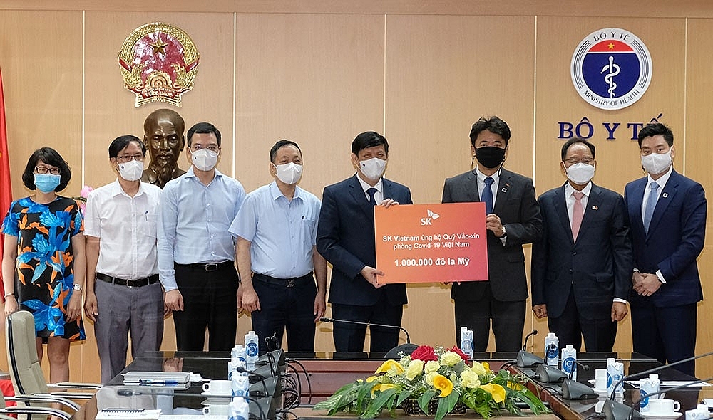 Bộ trưởng Bộ Y tế nhận ủng hộ 1 triệu USD vào Quỹ Vắc xin phòng, chống COVID-19 của Tập đoàn SK