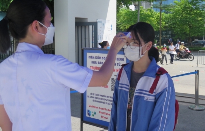 Thí sinh được phân luồng và đo thân nhiệt trước khi vào phòng thi làm thủ tục dự thi