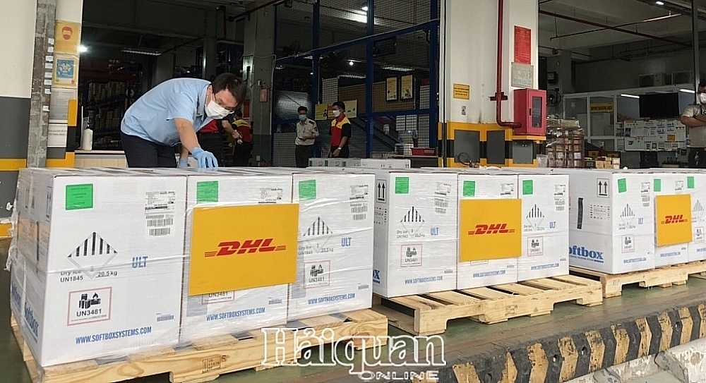 Công chức hải quan Chi cục Hải quan Chuyển phát nhanh làm thủ tục cho lô vắc xin. Ảnh: H.T