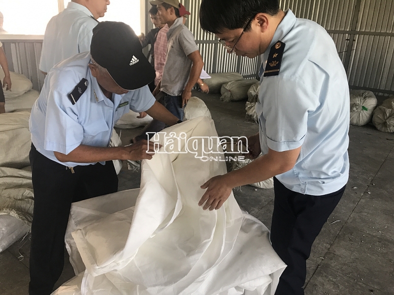 nhung hinh anh lat tay 3 container hang trung quoc gia mao xuat xu viet nam